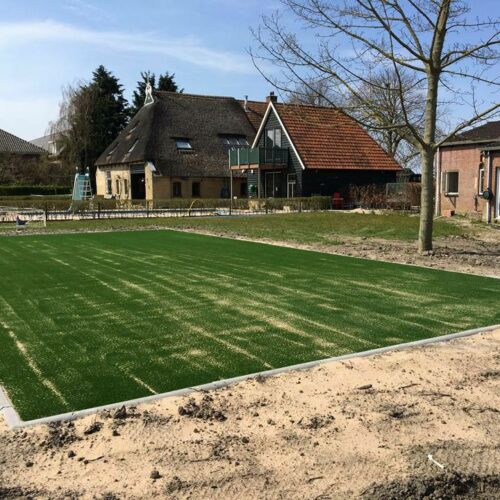 Kunstgras speelvloeren 74 Kuntgrasveld ten behoeve van het door ons geleverde Hockeyveld in Tzummarum Friesland. Multiplay 24mm. Zandgevuld.